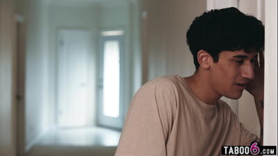 Arab stepmom cougar squirts but it gets seen by her surprised stepson