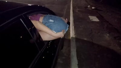 Casada com rabo na janela oferecendo cu pra todos na rua em público!