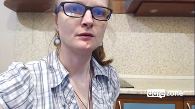 Datezone.com – Gorąca amatorska mamuśka w kuchni